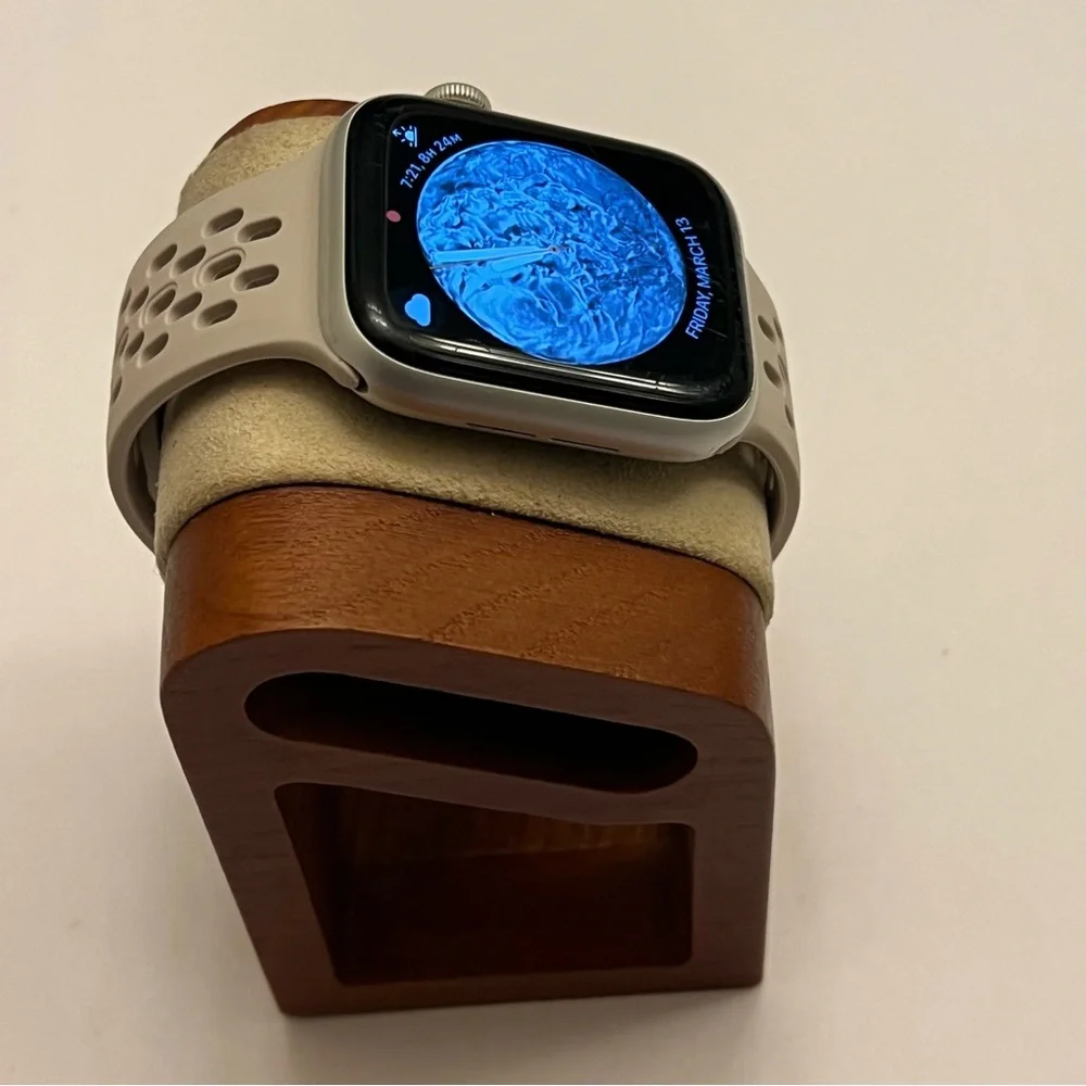 Apple Watch Series 4, Unlocked, 44mm,‎ Silver Case, Charger, Extra Band